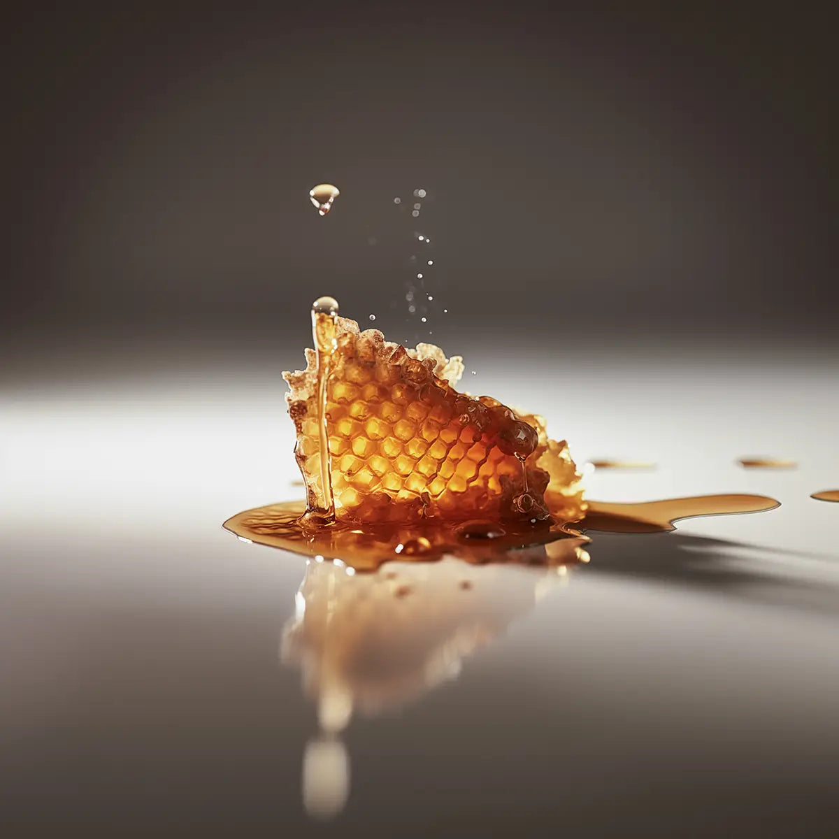 en bit vaxkaka från fylld med honung som ligger i en pöl med honung
