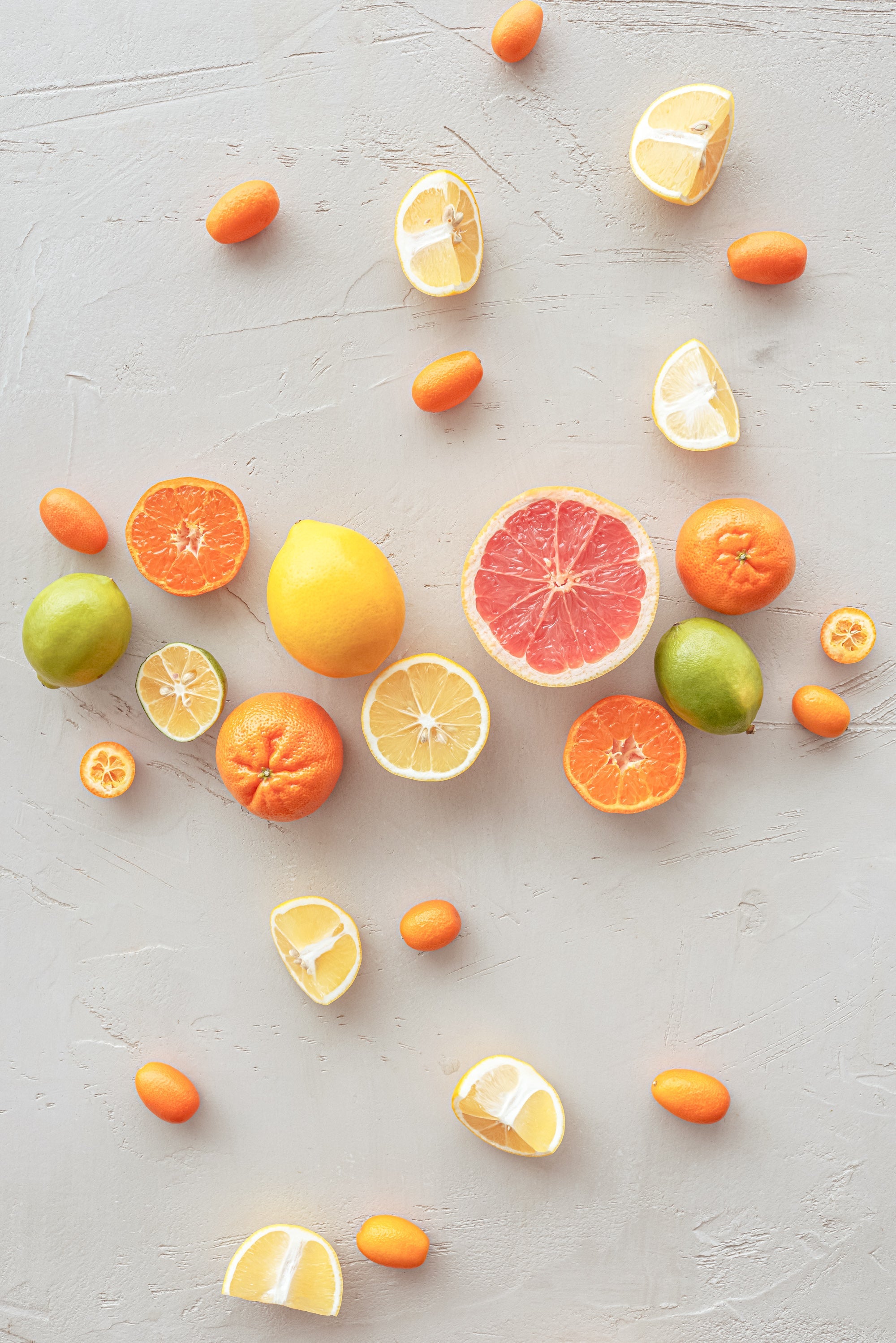 olika citrusfrukter utspridda på ett vackert golv