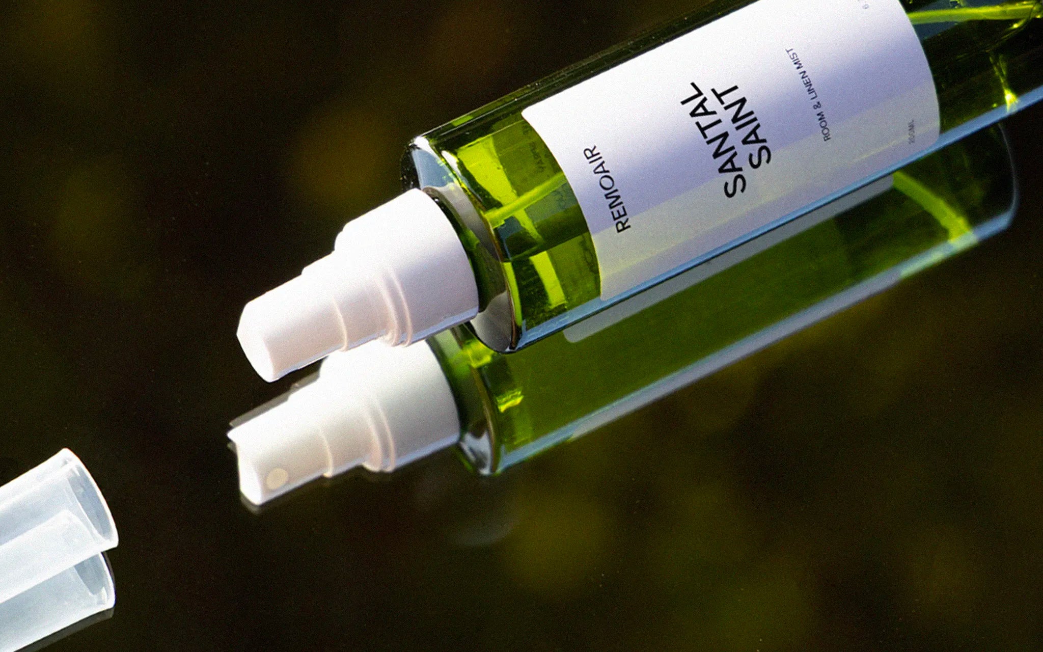 Tre doftsprayer i olika dofter ståendes på bord