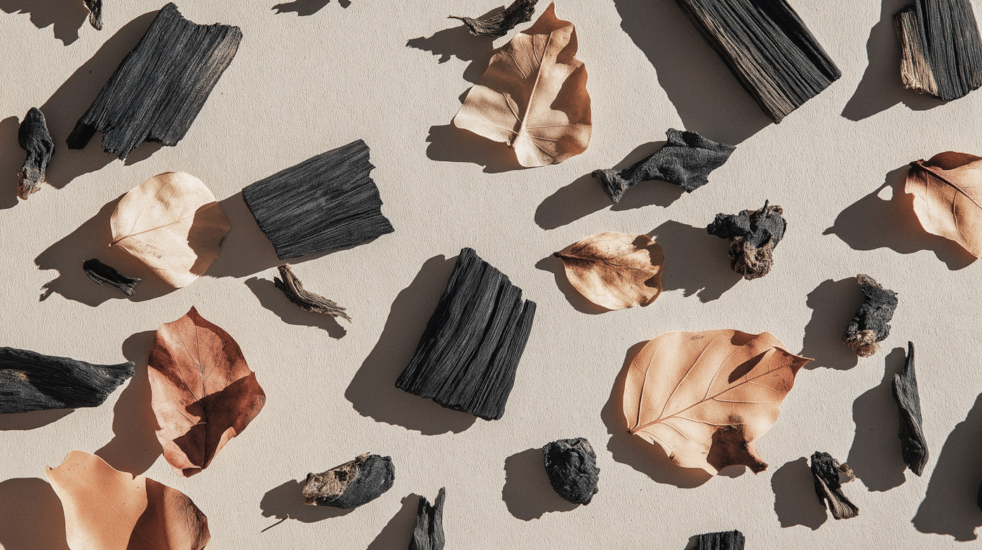 Pinne liggandes i skål tänd och ryker 