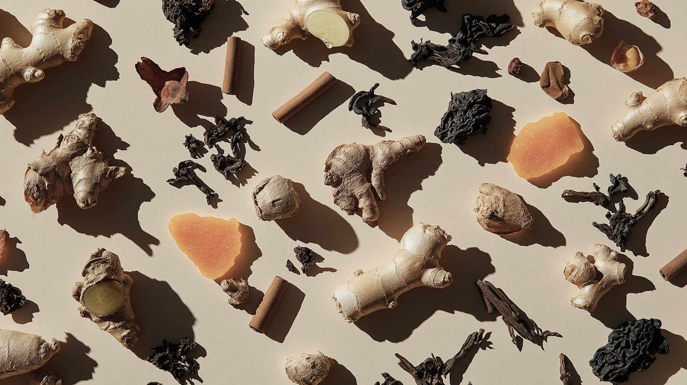 Torkade kryddor i stora tunnor 