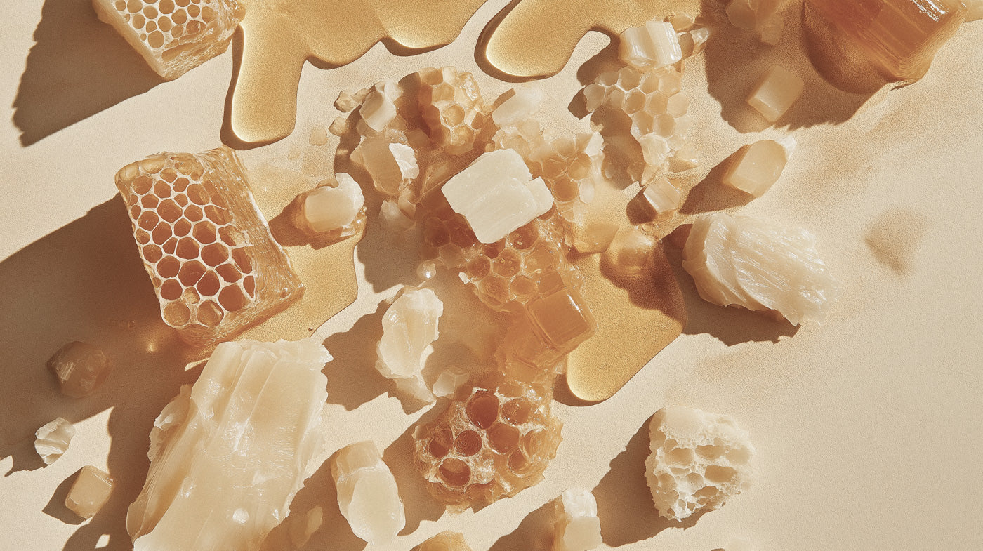 Rabarber och jordgubbar liggandes runt en rabarberkaka