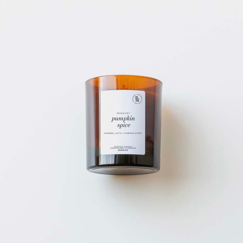 Pumpkin Spice doftljus i en brun glaskopp. Ljuset har en vit etikett.