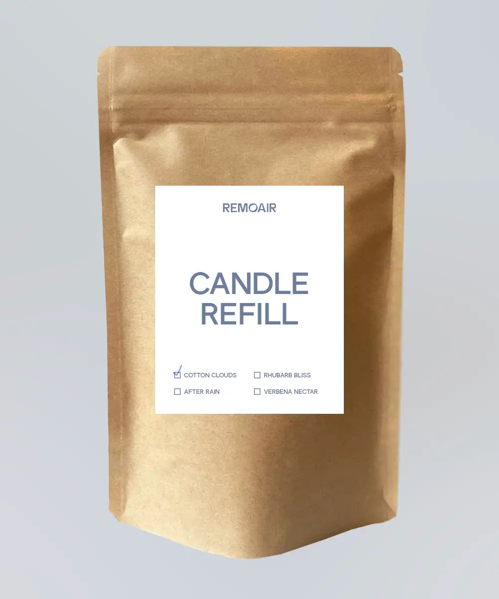 Cotton Clouds refill doftljus i brun kraftpåse med vit etikett ⎯ miljövänlig och vegansk candle refill, stående mot ljus bakgrund.