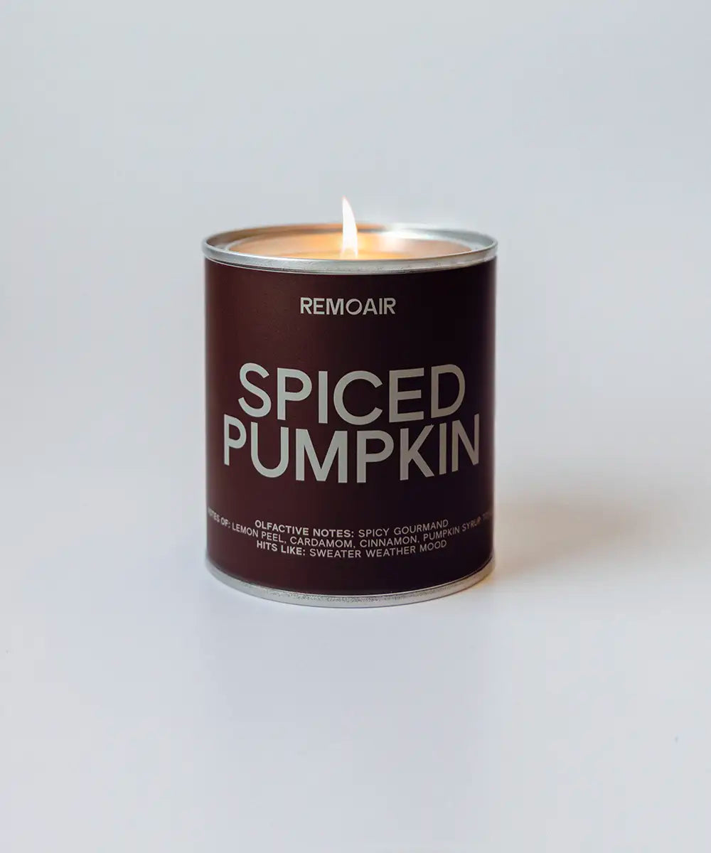 Spiced Pumpkin doftljus i tänd metallkopp, minimalistiskt och ljust produktfoto.