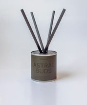Astral Buds doftpinnar i metallburk med svarta stickor ⎯ ren minimalistisk produktbild.