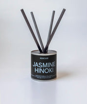 Jasmine Hinoki doftpinnar i metallburk med svarta stickor ⎯ avbildade i ljus och ren miljö.