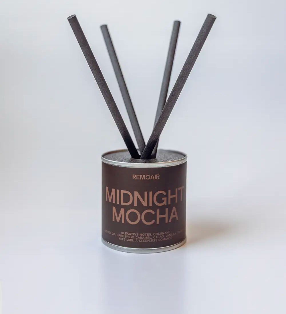 Midnight Mocha doftpinnar i metallburk med svarta fiberstickor ⎯ stilrent och ljust produktfoto.