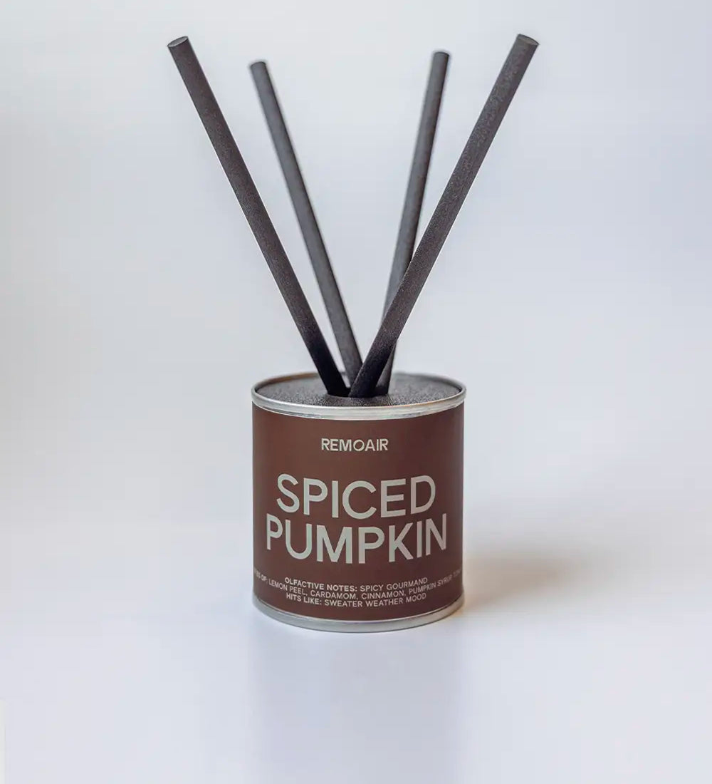 Spiced Pumpkin doftpinnar i metallburk med svarta stickor ⎯ centrerad produktbild i ljus miljö.