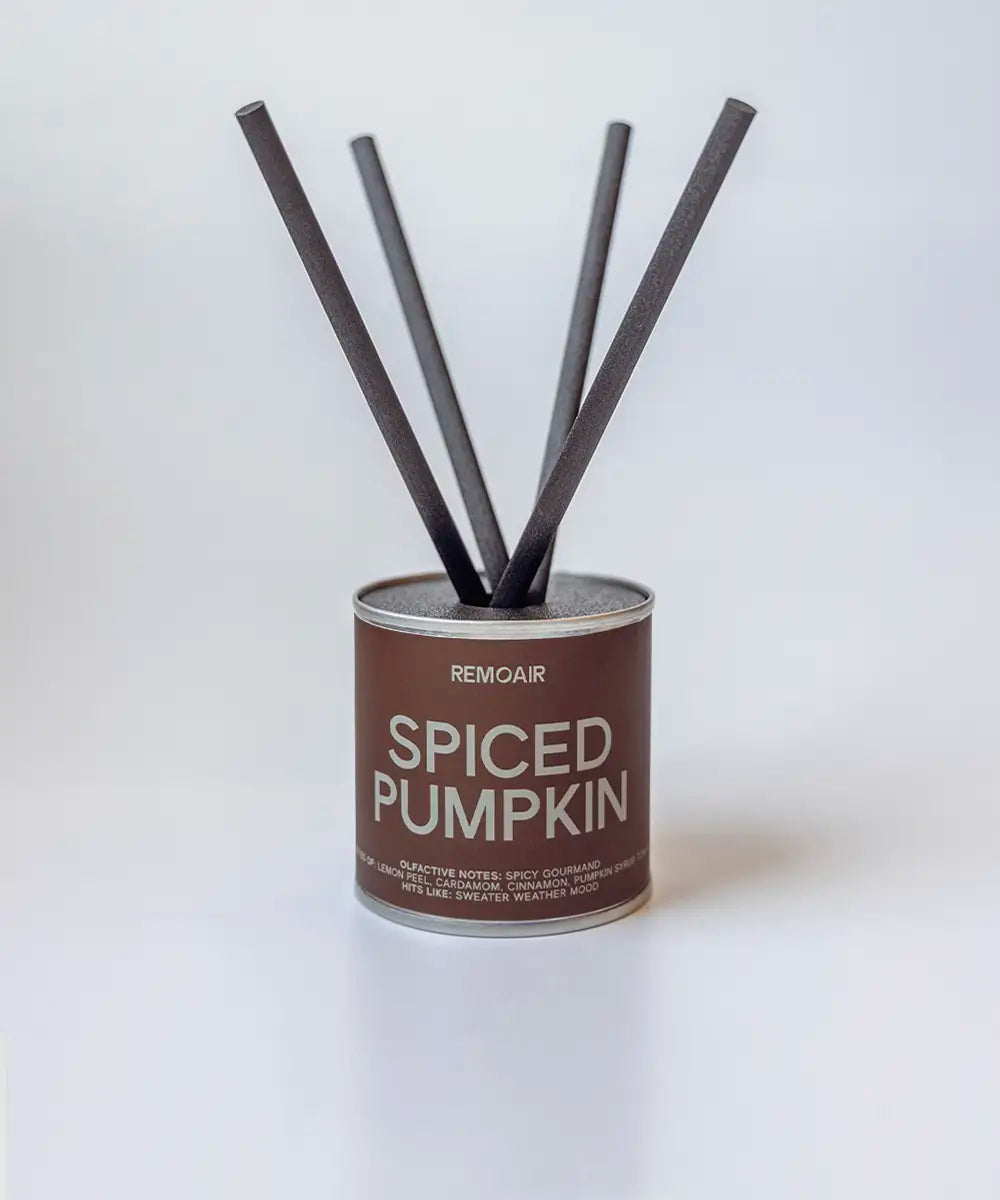 Spiced Pumpkin doftpinnar i metallburk med svarta stickor ⎯ centrerad produktbild i ljus miljö.