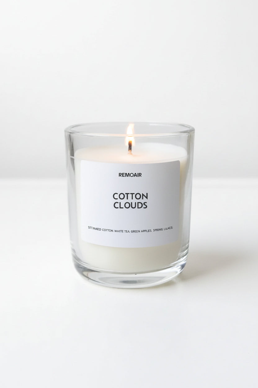 Hållbara doftljus Cotton Clouds tillverkade i Sverige, stilren vit produktbild på ljus yta.