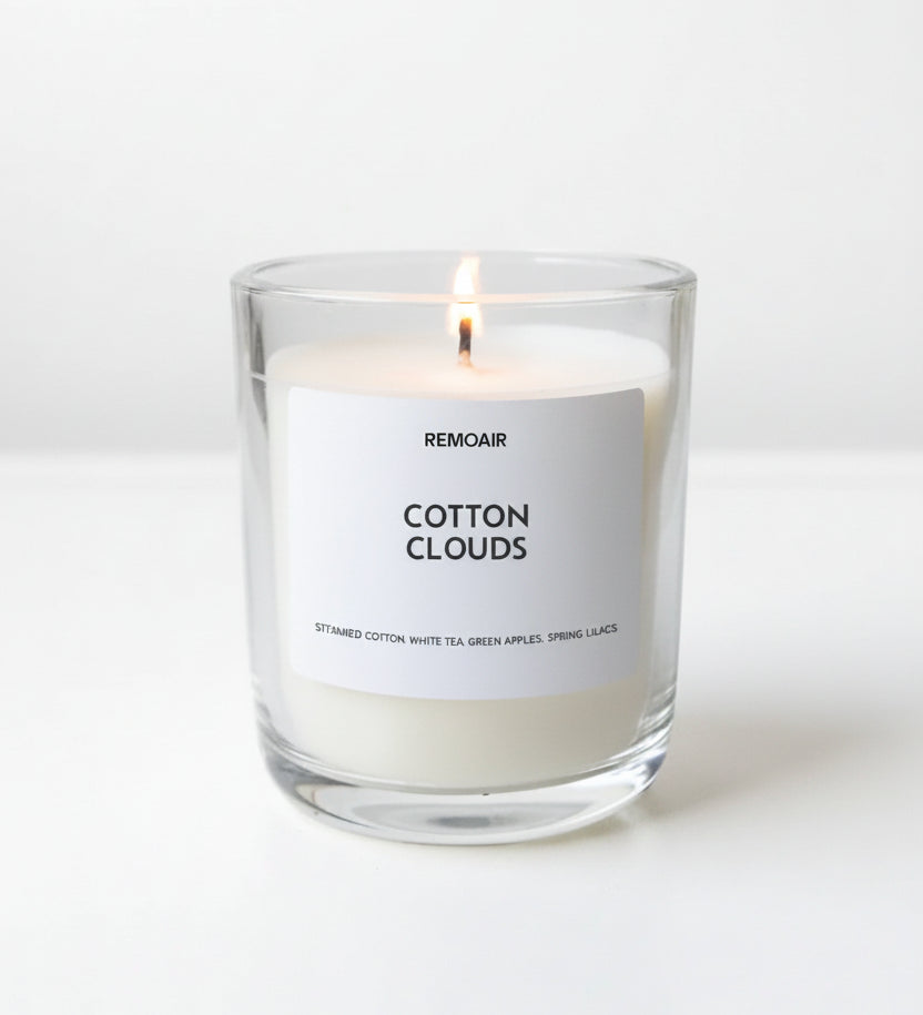 Hållbara doftljus Cotton Clouds tillverkade i Sverige, stilren vit produktbild på ljus yta.
