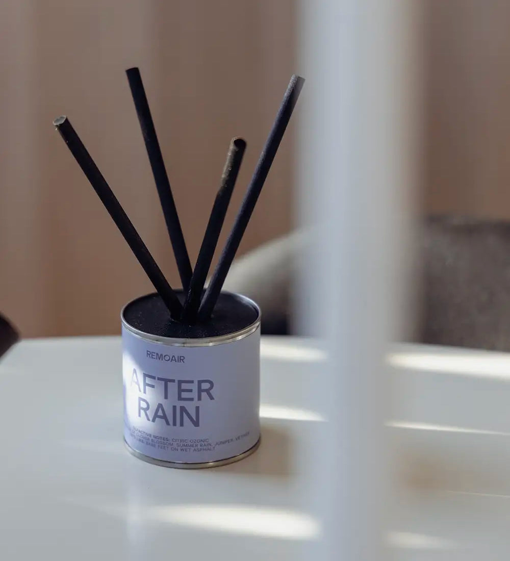 Miljövänligt doftset After Rain placerat som en minimalistisk inredningsdetalj på ett bord.
