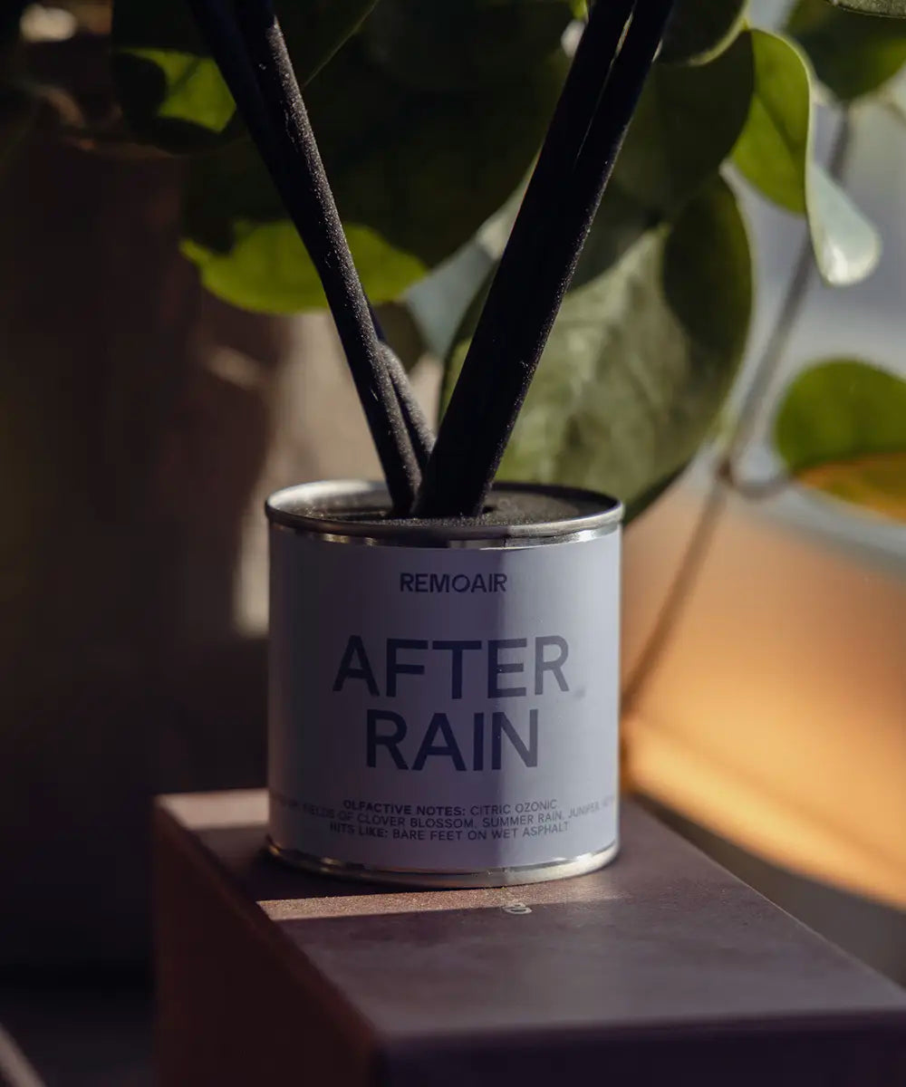 Svenska veganska doftpinnar After Rain med ljusblå etikett i en silver plåtburk.