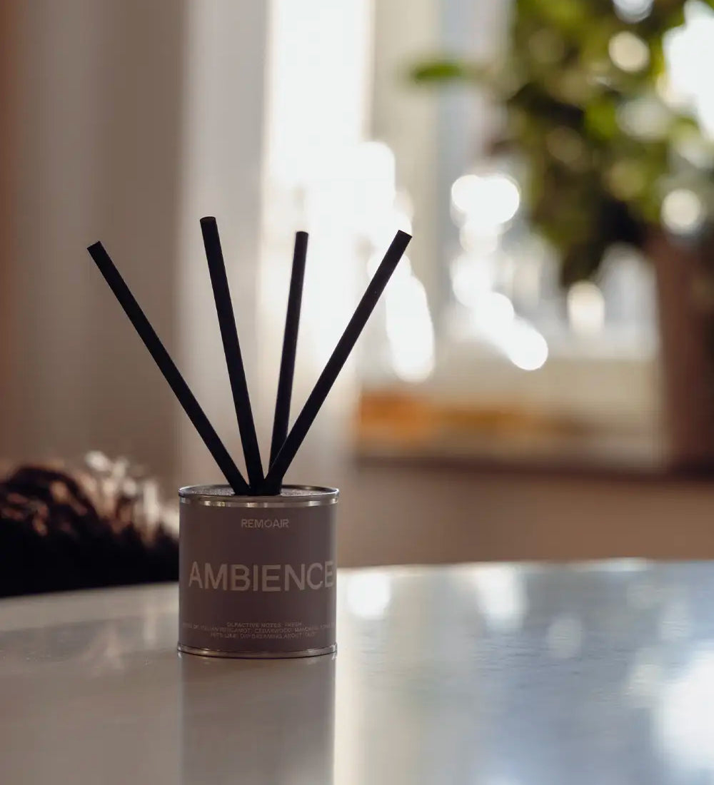 Miljövänliga doftstickor Ambience tillverkat i Sverige, placerat som en stilren inredningsdetalj.