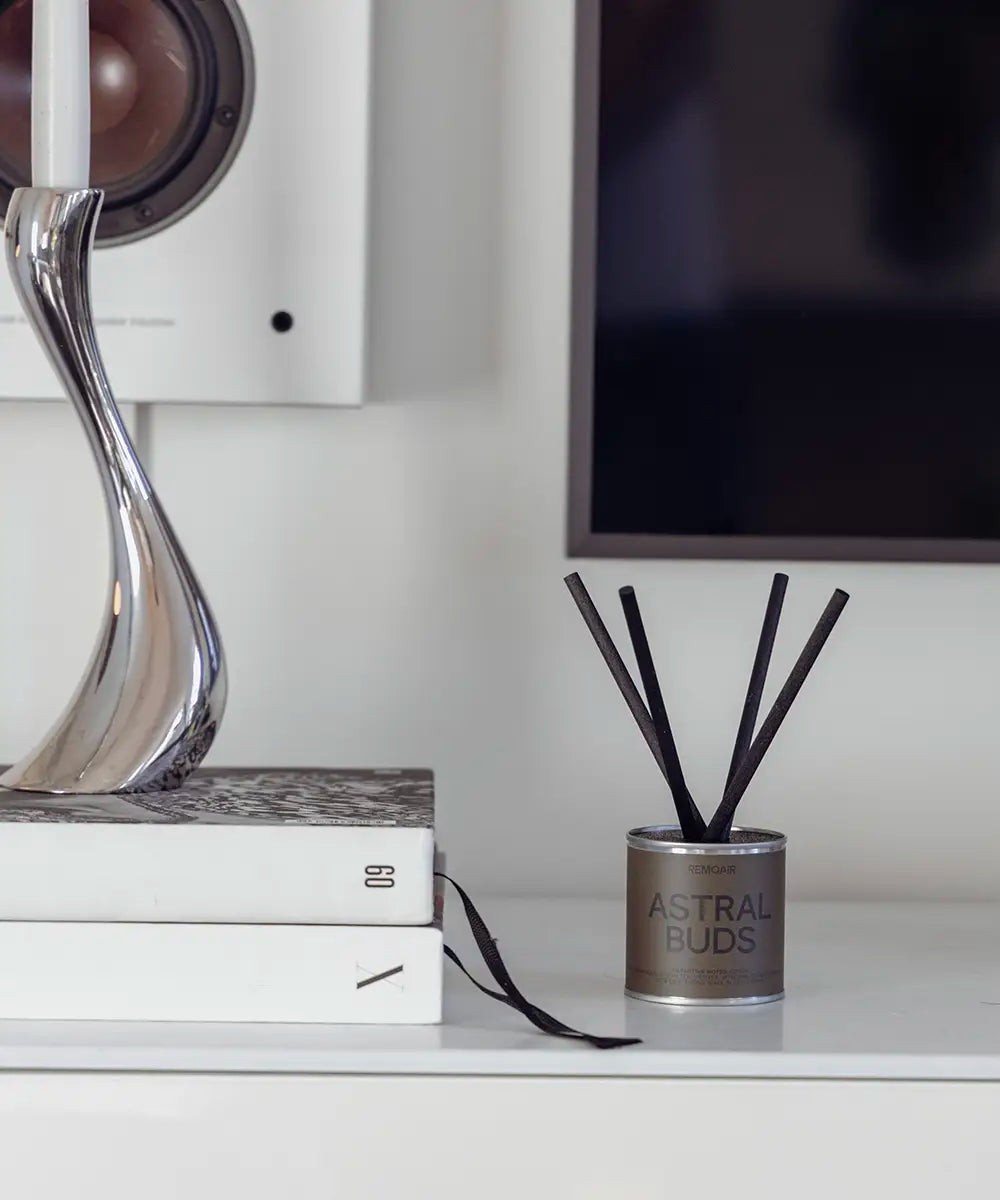Lyxig doftspridare Astral Buds med svarta korta stickor i en modern skandinavisk miljö.
