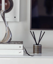 Lyxig doftspridare Astral Buds med svarta korta stickor i en modern skandinavisk miljö.