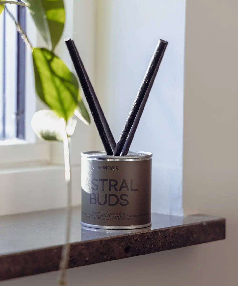 Exklusiv doftdetalj Astral Buds med svart lock och korta lyxiga stickor i ett stilfullt hem