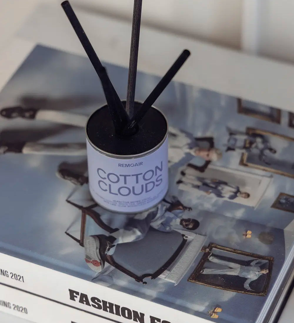 Stämningsfull inredningsbild med Cotton Clouds doftpinnar i en minimalistisk miljö