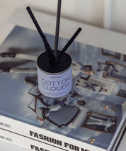 Stämningsfull inredningsbild med Cotton Clouds doftpinnar i en minimalistisk miljö