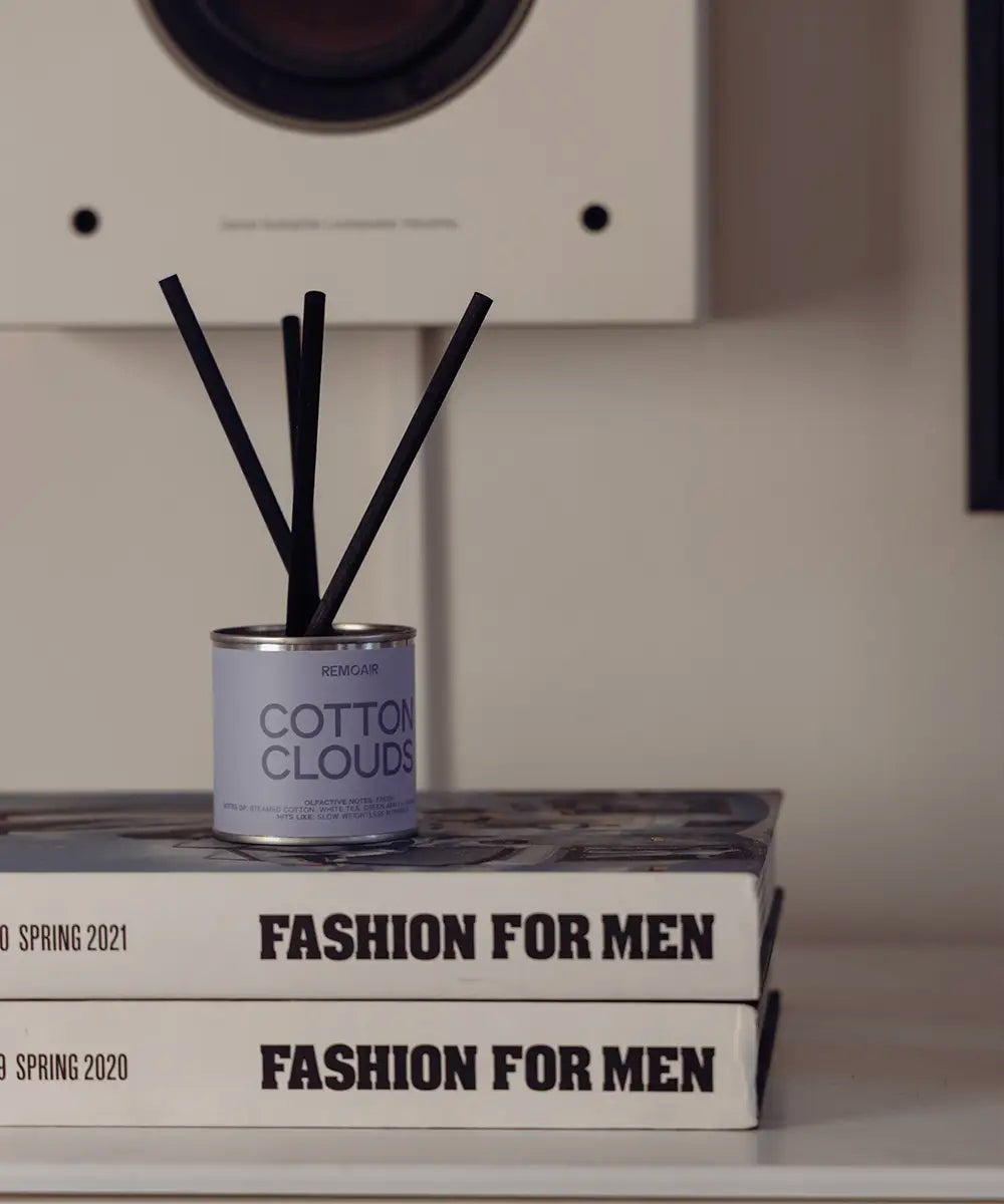 Lyxigt doftset Cotton Clouds med stilren etikett och svart lock i skandinavisk miljö.