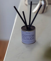 Närbild på Cotton Clouds doftburk i silver med korta lyxiga stickor och sober design