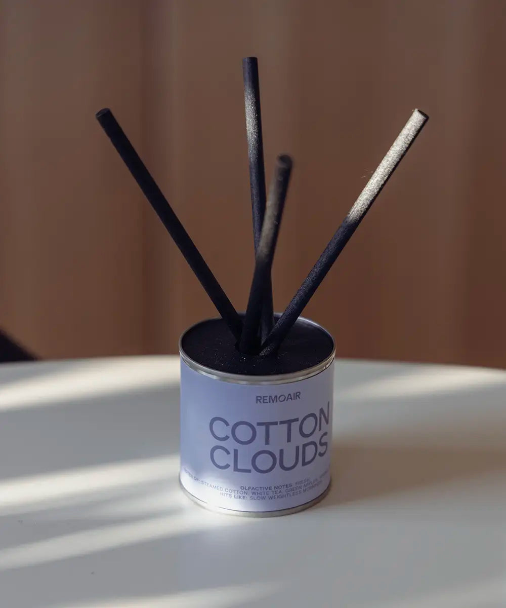 Cotton Clouds doftpinnar som en exklusiv inredningsdetalj i ett harmoniskt vardagsrum.