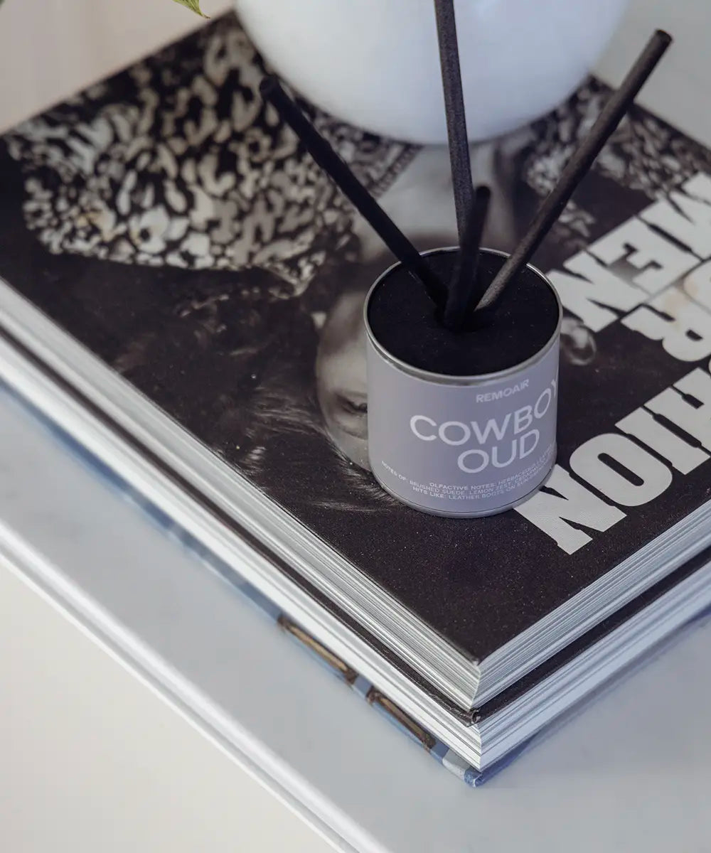 Cowboy Oud doftset med beige-grå detaljer och svart lock i minimalistisk inredning.