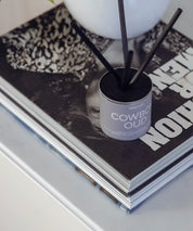 Cowboy Oud doftset med beige-grå detaljer och svart lock i minimalistisk inredning.