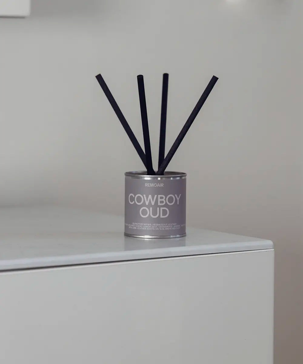 Exklusiv inredningsdetalj Cowboy Oud doftspridare i silver och svart i ett stilfullt hem.