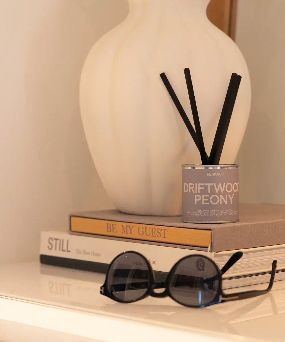 Lyxiga doftpinnar Driftwood Peony med korta svarta stickor och svart lock, tillverkade i Sverige