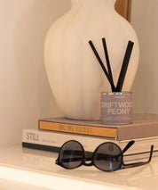 Lyxiga doftpinnar Driftwood Peony med korta svarta stickor och svart lock, tillverkade i Sverige