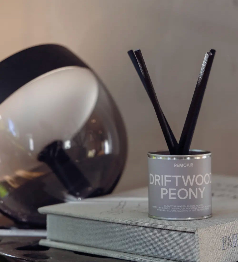 Driftwood Peony doftspridare med sober gråbeige etikett i minimalistisk skandinavisk inredning