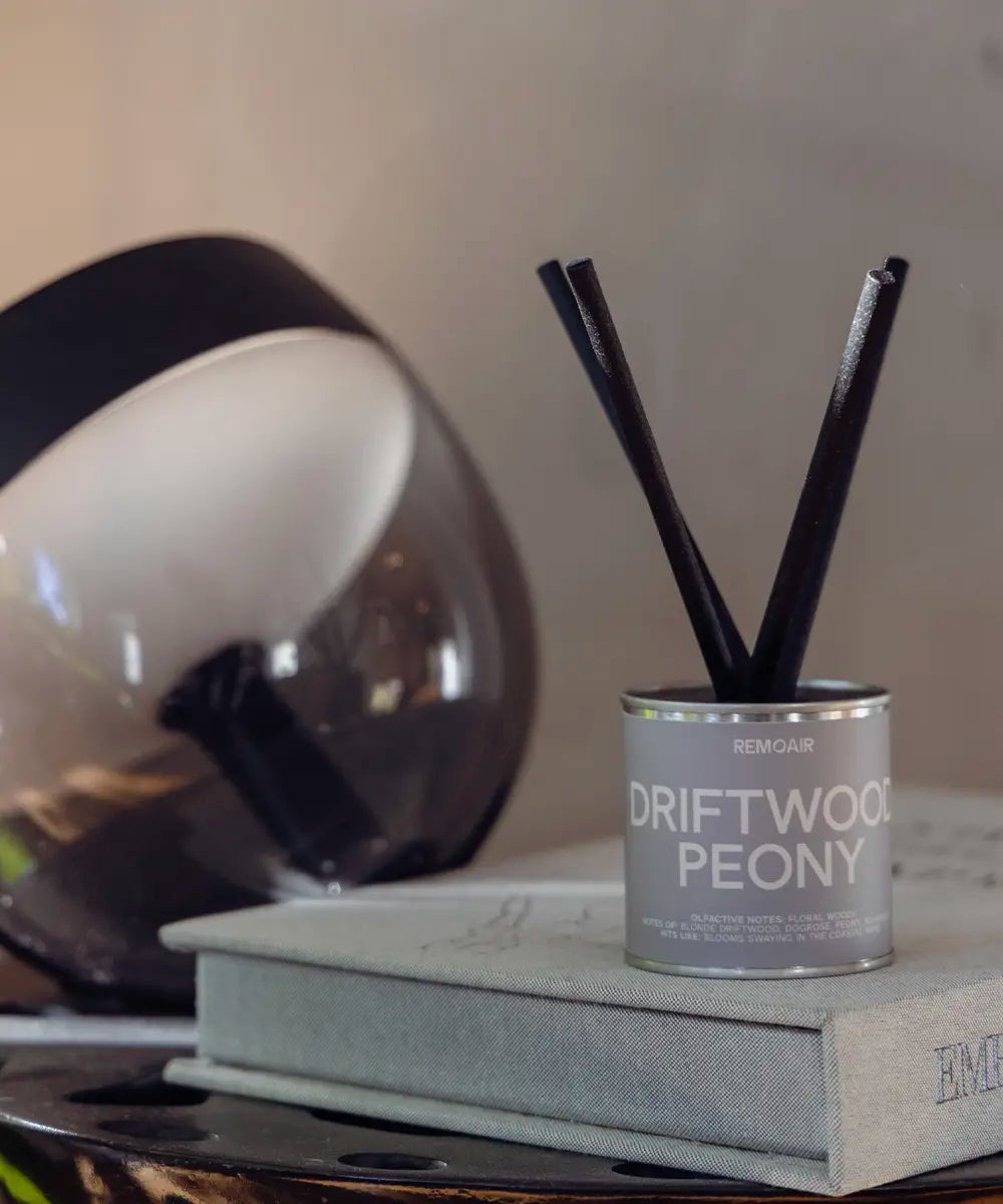 Driftwood Peony doftspridare med sober gråbeige etikett i minimalistisk skandinavisk inredning