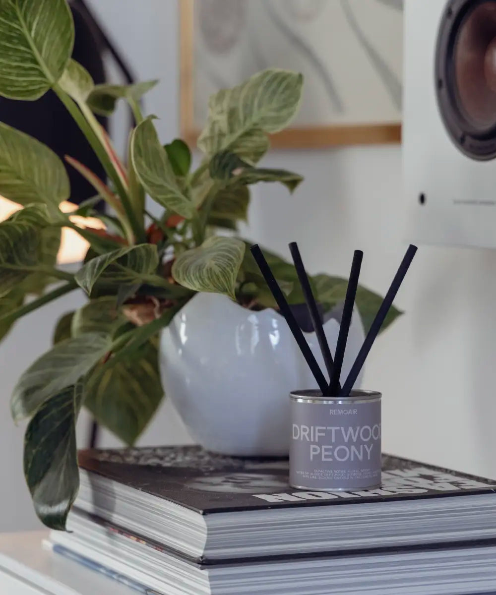 Svenska veganska doftpinnar Driftwood Peony i miljövänlig silver plåtburk.