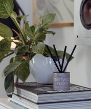 Svenska veganska doftpinnar Driftwood Peony i miljövänlig silver plåtburk.