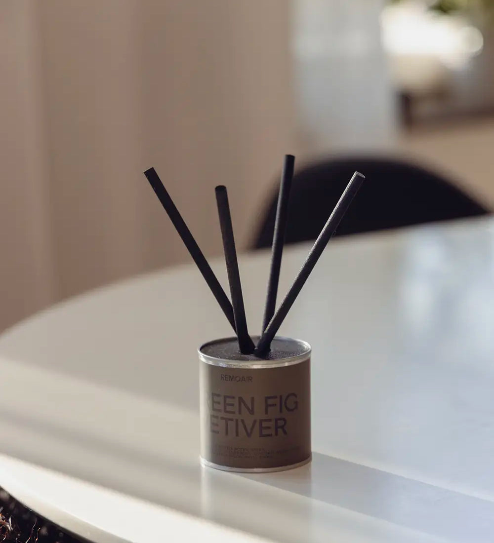 Svenska veganska doftpinnar Green Fig Vetiver med mossgrön etikett i silver plåtburk