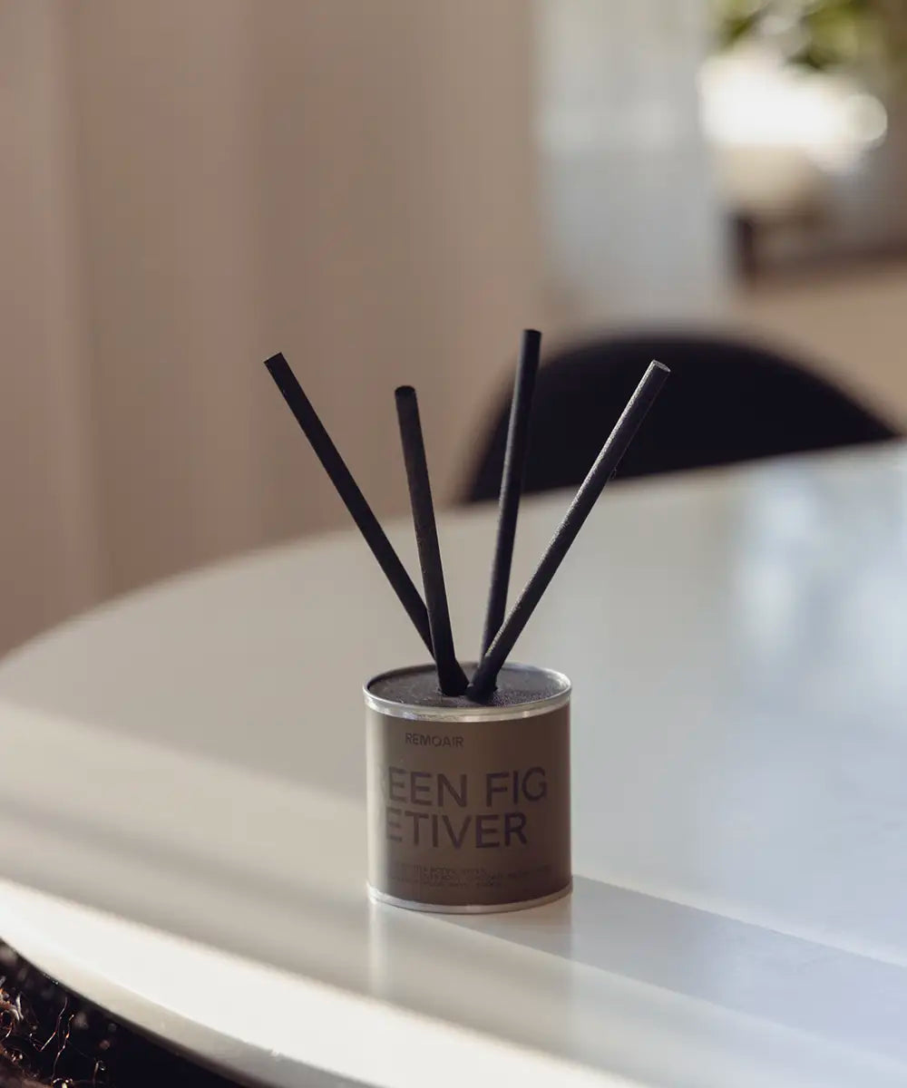 Svenska veganska doftpinnar Green Fig Vetiver med mossgrön etikett i silver plåtburk