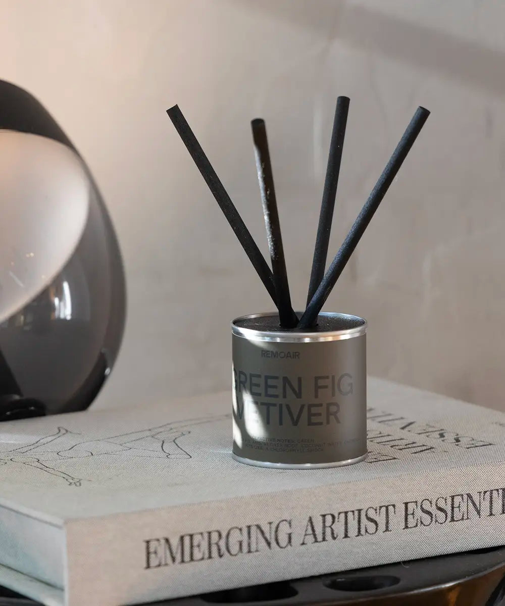 Miljövänlig doftspridare Green Fig Vetiver i stilren skandinavisk inredning på ett vitt bord
