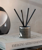 Miljövänlig doftspridare Green Fig Vetiver i stilren skandinavisk inredning på ett vitt bord