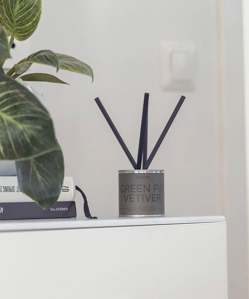 Green Fig Vetiver dofstickor med korta svarta stickor och elegant mossgrön detalj.