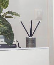 Green Fig Vetiver dofstickor med korta svarta stickor och elegant mossgrön detalj.