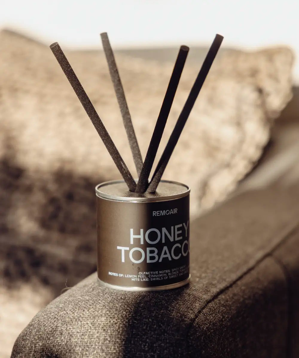 Honey Tobacco doftspridare med mörkbrun etikett och ljusblå text i en modern silver plåtburk.