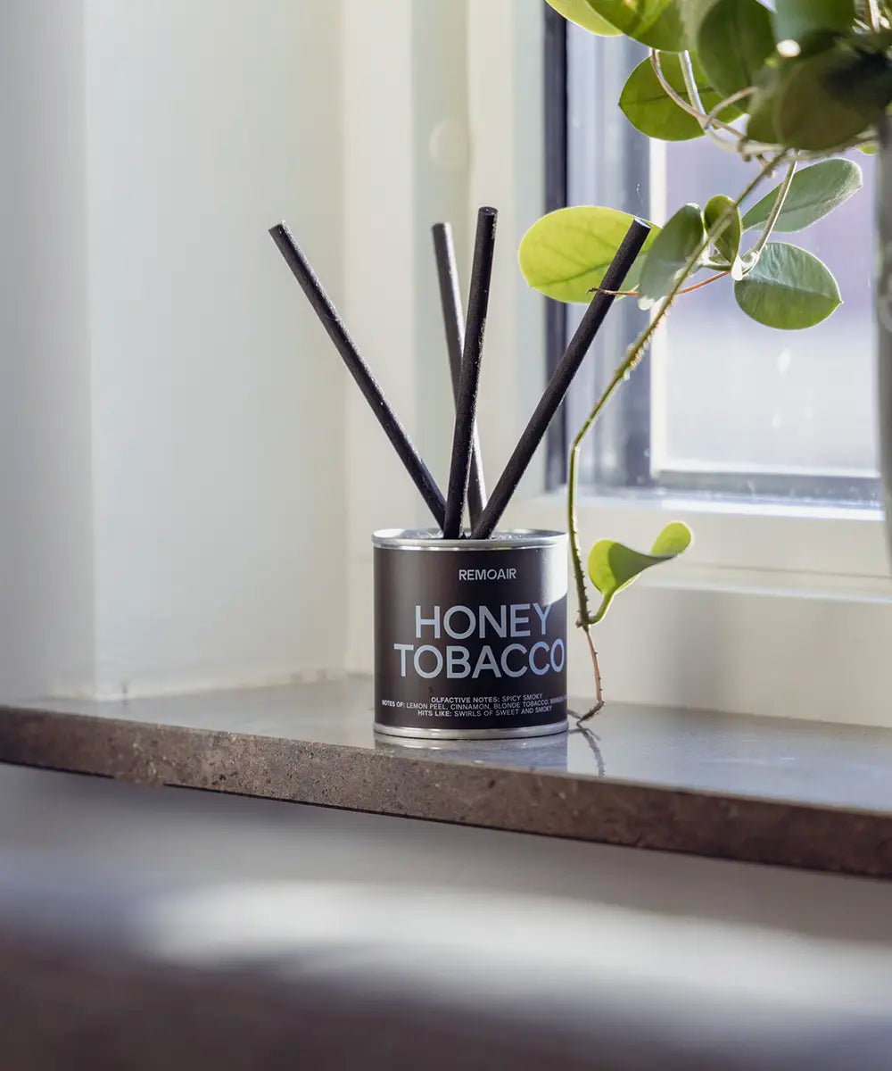 Lyxiga doftpinnar Honey Tobacco tillverkade i Sverige, placerade som en exklusiv inredningsdetalj.