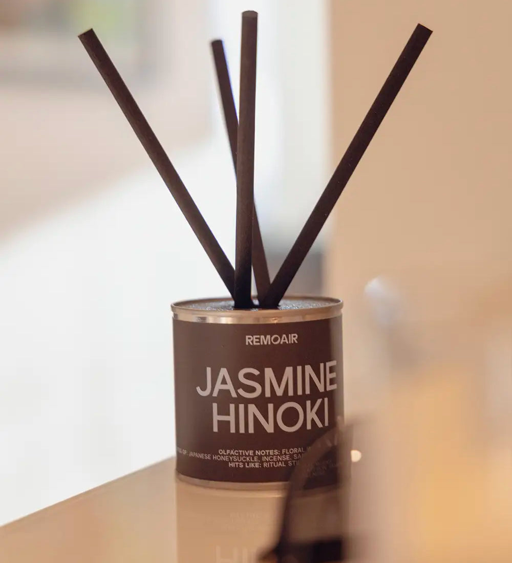 Exklusiva doftpinnar Jasmine Hinoki tillverkade i Sverige, i en harmonisk skandinavisk inredning.