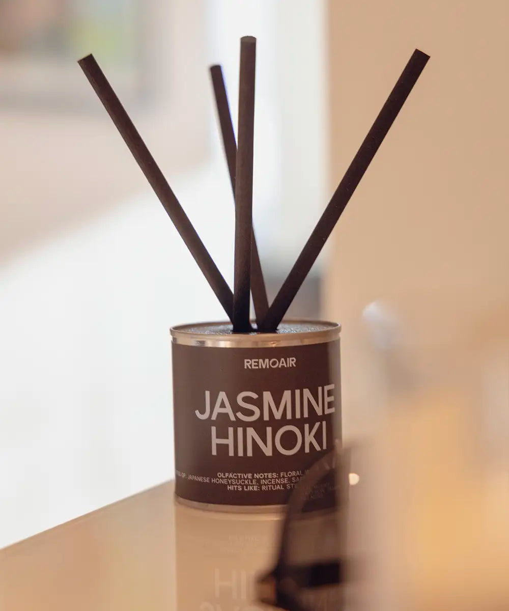 Exklusiva doftpinnar Jasmine Hinoki tillverkade i Sverige, i en harmonisk skandinavisk inredning.