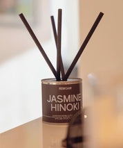 Exklusiva doftpinnar Jasmine Hinoki tillverkade i Sverige, i en harmonisk skandinavisk inredning.