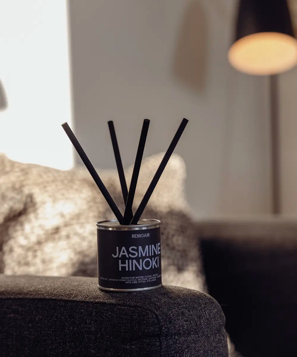 Jasmine Hinoki doftspridare med ljusblå text och korta svarta stickor i minimalistisk miljö