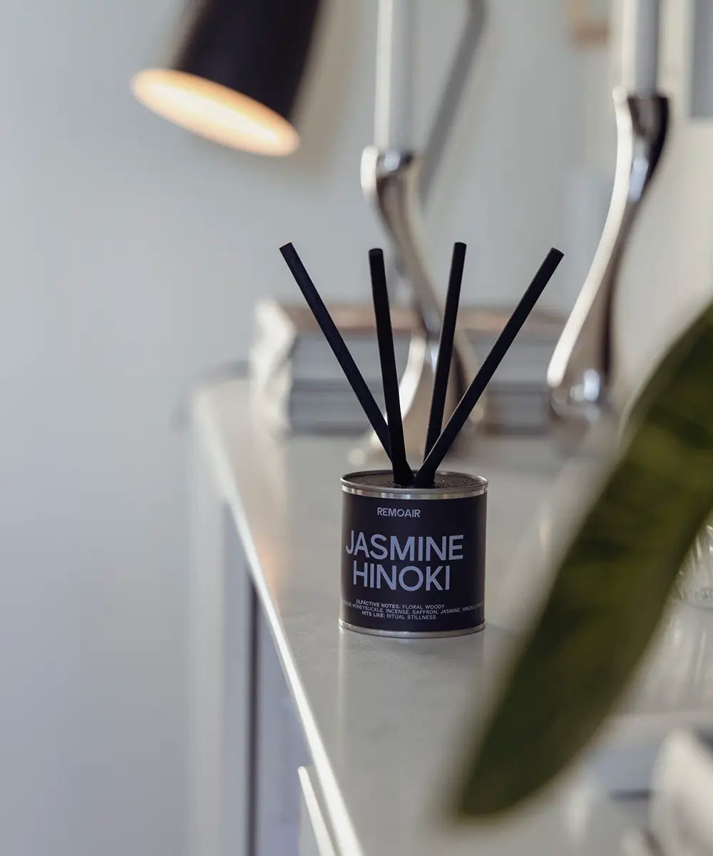 Miljövänligt doftset Jasmine Hinoki placerat som en lyxig inredningsdetalj på ett bord.