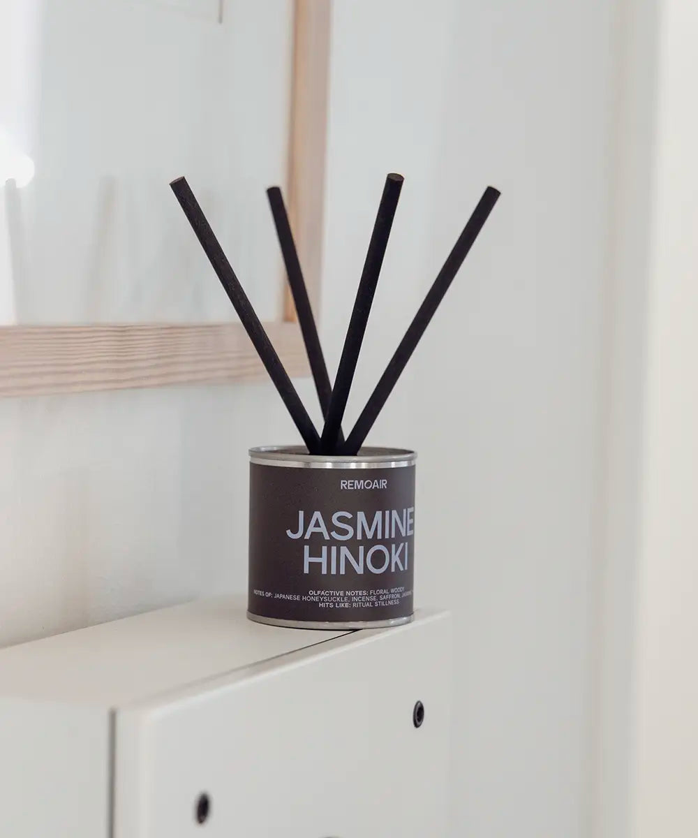 Närbild på Jasmine Hinoki doftset med mörkbrun etikett, svart lock och korta lyxiga stickor.